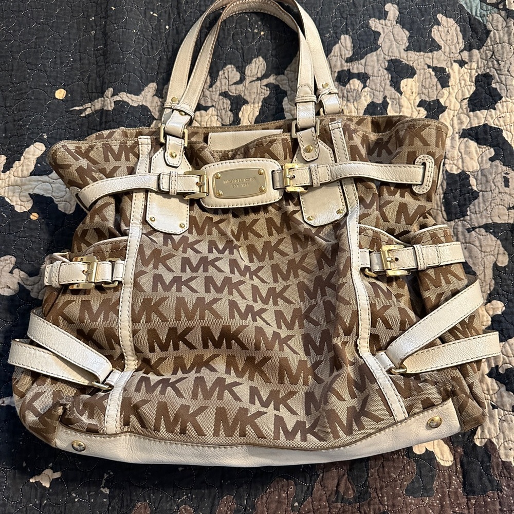 Michael Kors Gansevoort large signature shoulder bag.